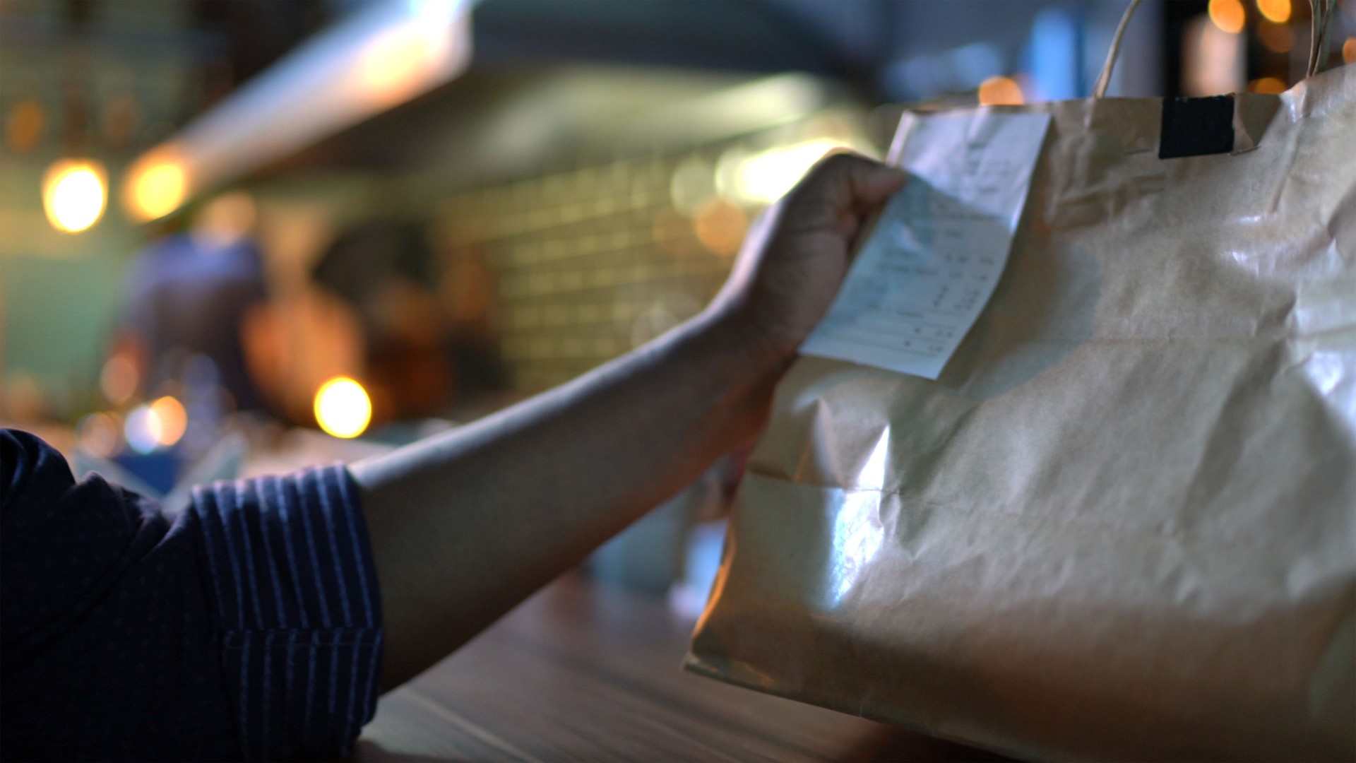 Homem verificando pedido e preparando levar comida para entrega em restaurante