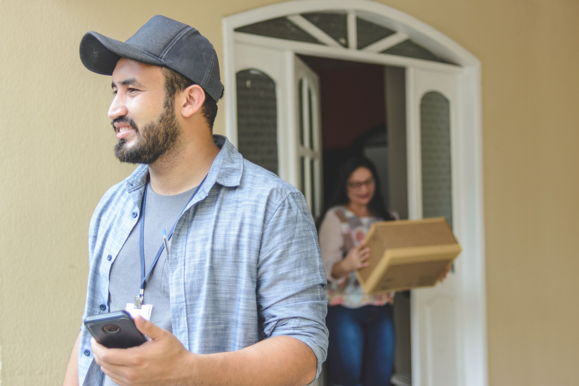 Homem de entrega que vai à entrega seguinte